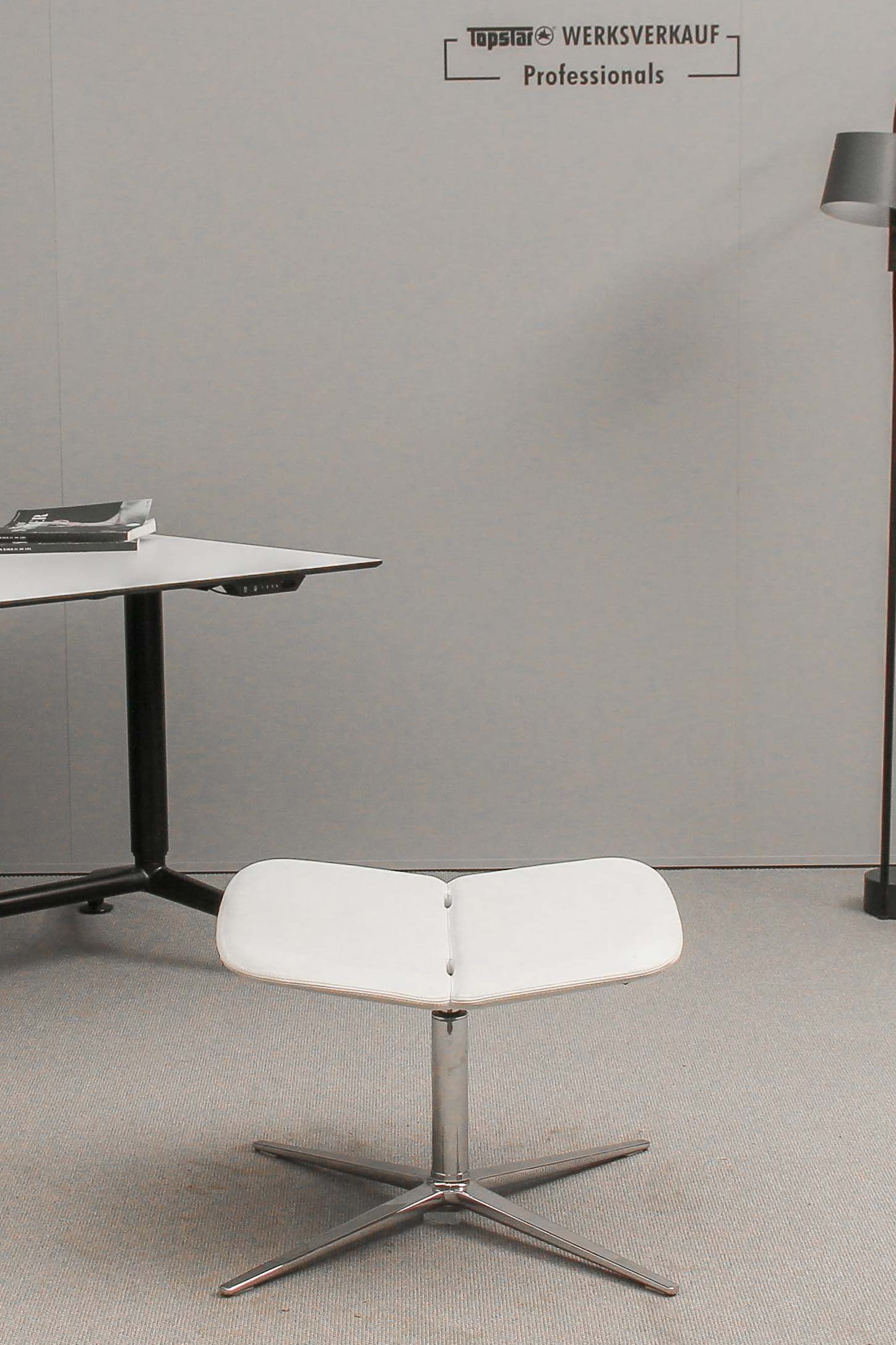 Wagner W-Lounge Chair 2 Ottomane 4-Fuß poliert, Leder weiss online bestellen
