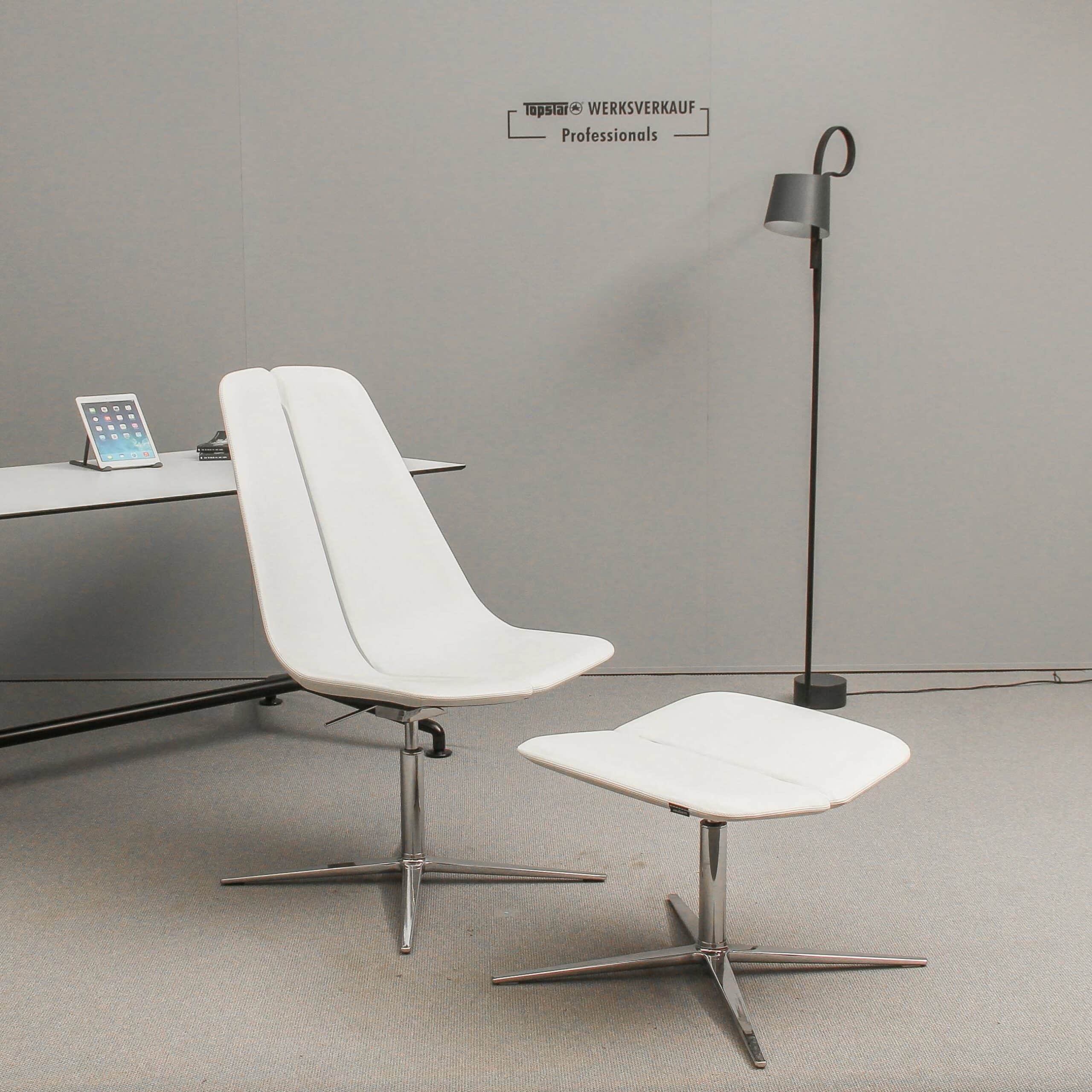 Wagner W-Lounge Chair 2 Ottomane 4-Fuß poliert, Leder weiss