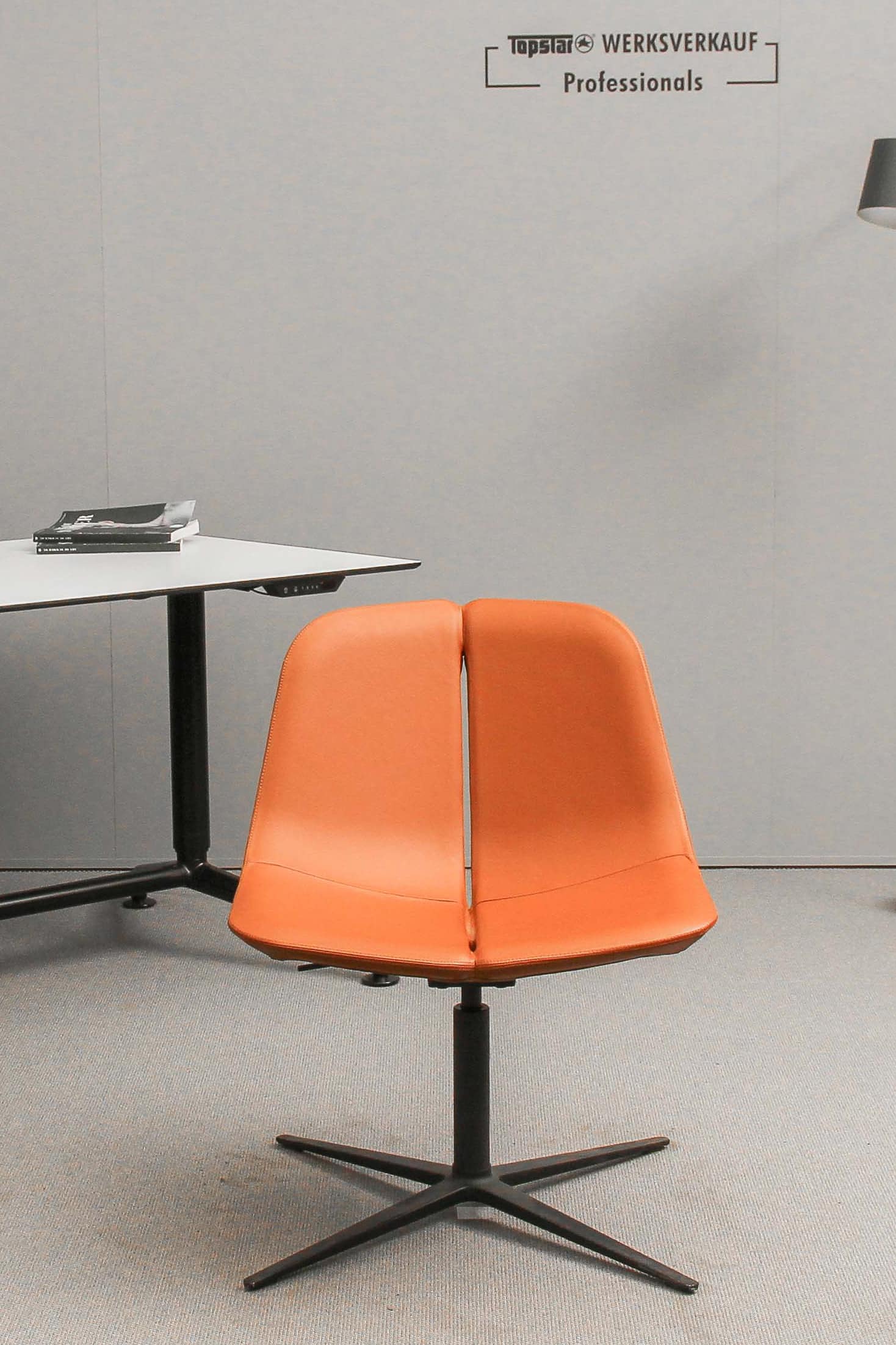 Wagner W-Lounge Chair 1  4-Fuß poliert Leder hellbraun