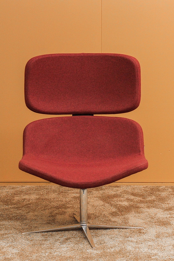 Wagner W-Lounge Chair 3 4-Fuß poliert/bordeaux