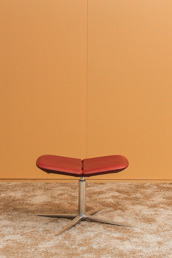 Wagner W-Lounge Chair 2 Ottomane 4-Fuß poliert/leder rot