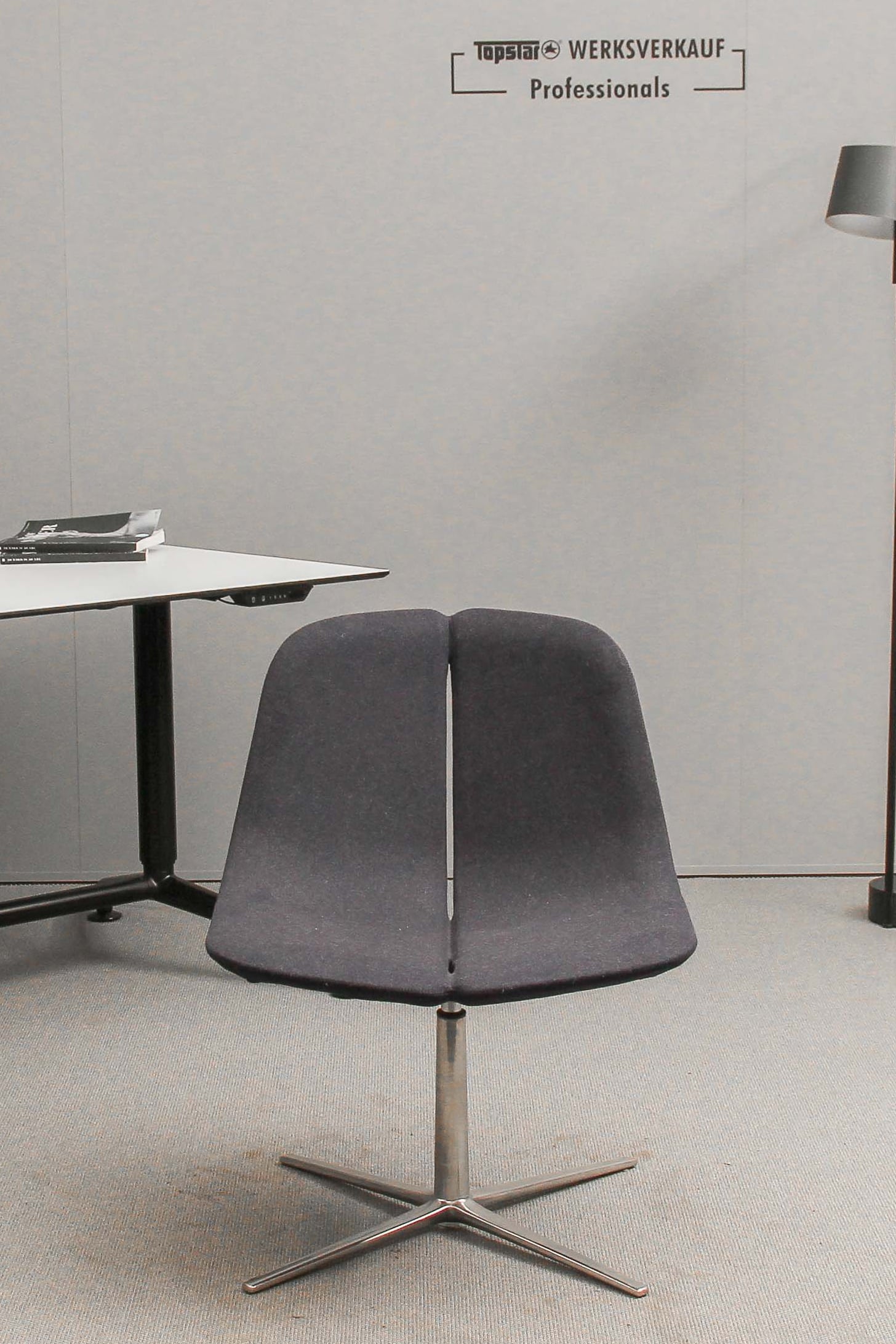 Wagner W-Lounge Chair 1 4-Fuß poliert/Wolle dunkelblau