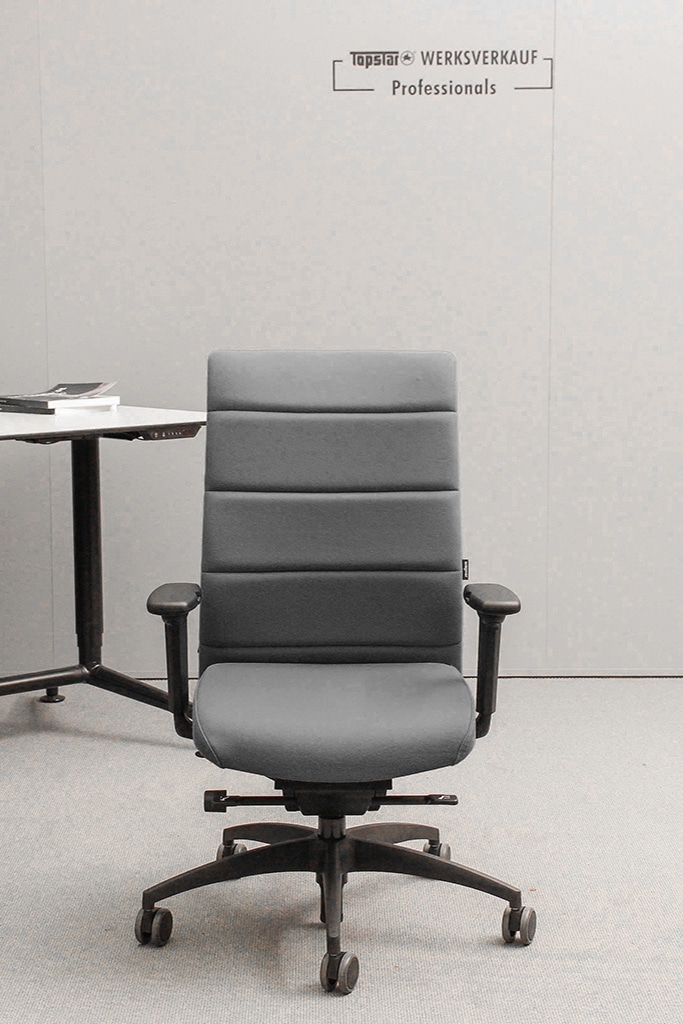 Wagner Ergo Medic 100-4 mit Armlehnen schwarz/dunkelgrau inkl. Hartbodenrollen